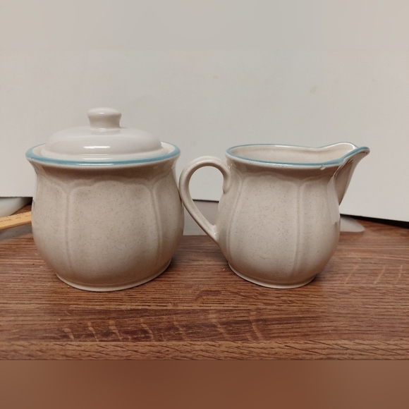 Vintage* Country Home Creamer and Sugar Bowl Set - Picture 3 of 11
